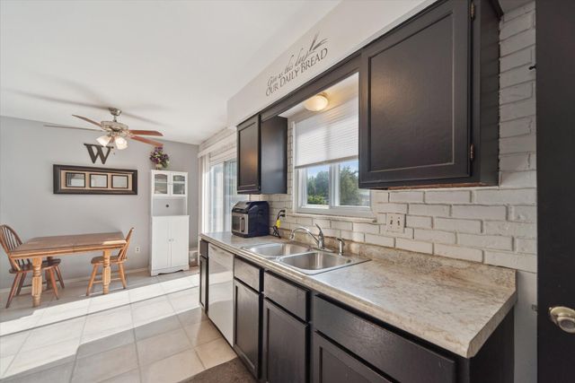 331 Scarlett Oak Lane, Perry, MI 48872