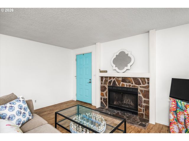 2026 LAKE ISLE Dr, Eugene, OR 97401