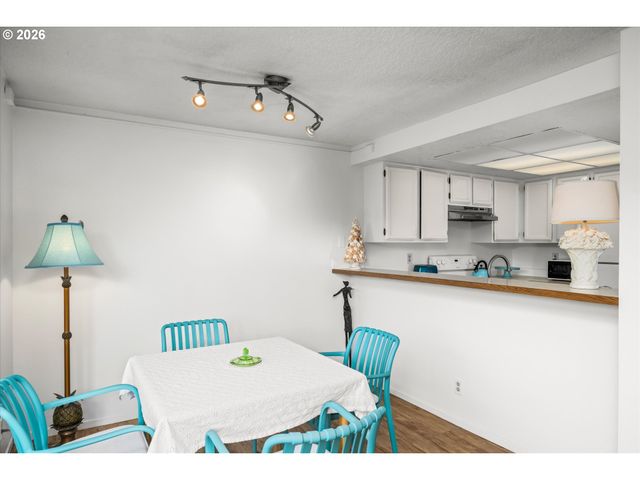 2026 LAKE ISLE Dr, Eugene, OR 97401