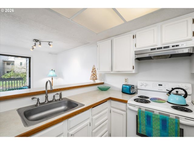 2026 LAKE ISLE Dr, Eugene, OR 97401