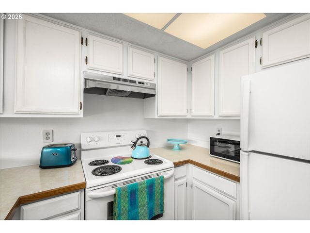 2026 LAKE ISLE Dr, Eugene, OR 97401