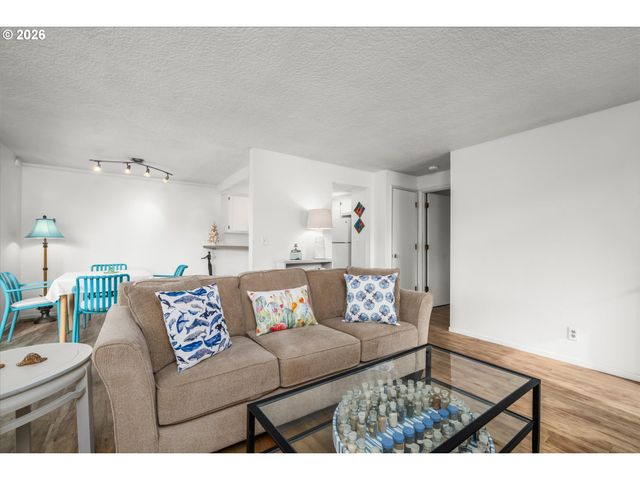 2026 LAKE ISLE Dr, Eugene, OR 97401