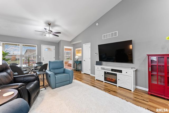 1572 Olde Brandy Lane, Davenport, IA 52807