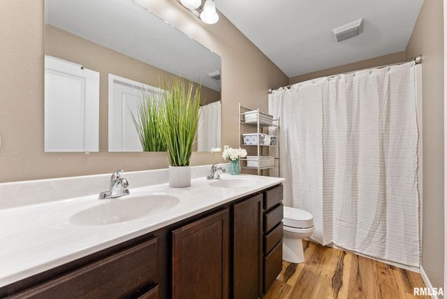 1572 Olde Brandy Lane, Davenport, IA 52807