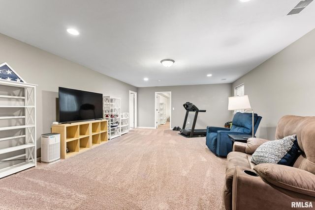 1572 Olde Brandy Lane, Davenport, IA 52807