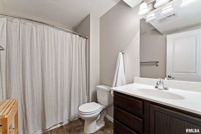 1572 Olde Brandy Lane, Davenport, IA 52807