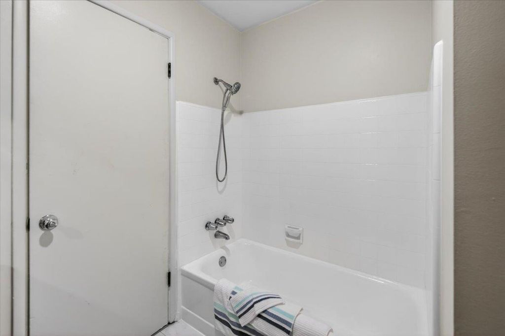Image 14 of property listing at 1604 S Sierra Vista Avenue, Fresno, CA 93702