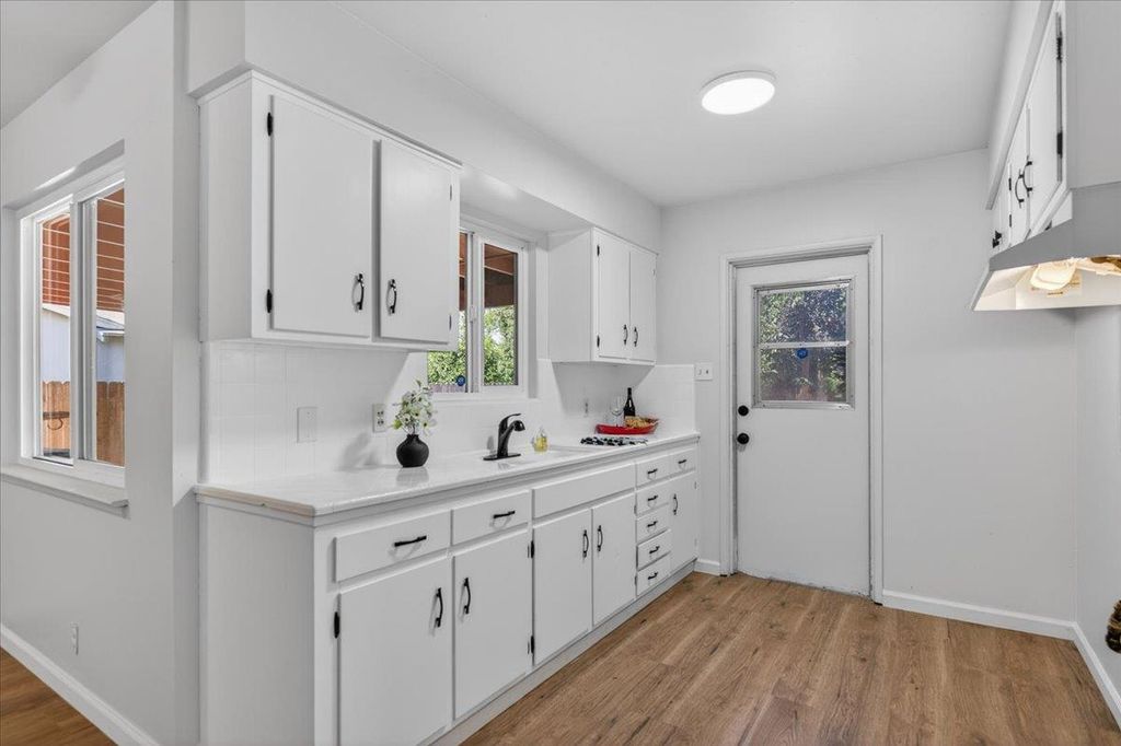Image 7 of property listing at 1604 S Sierra Vista Avenue, Fresno, CA 93702