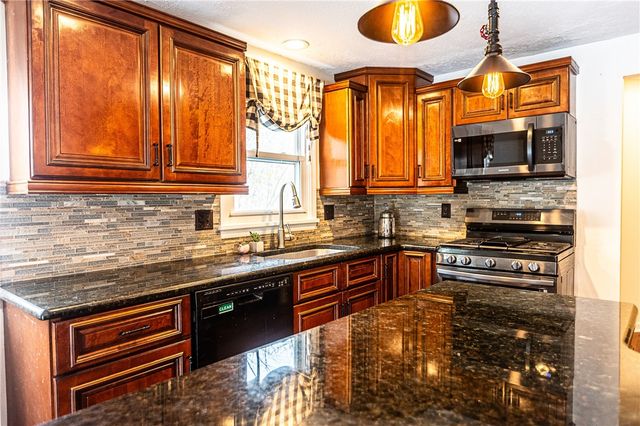 1441 Chigwell Ln N, Webster, NY 14580