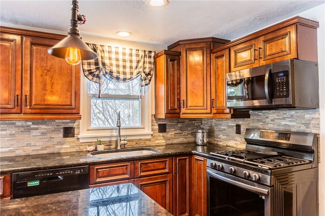 1441 Chigwell Ln N, Webster, NY 14580