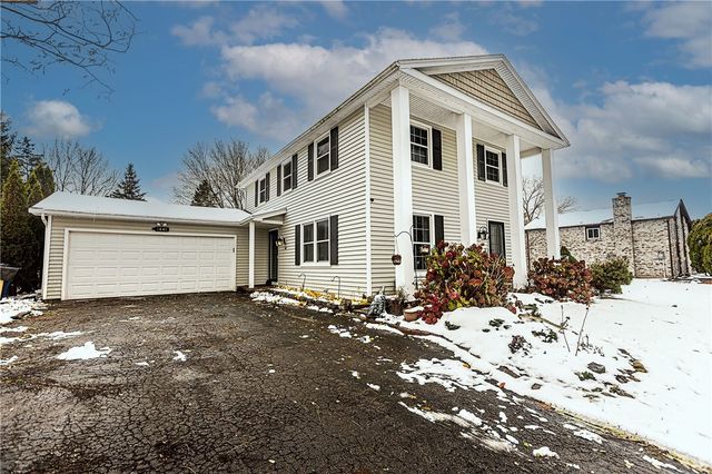 1441 Chigwell Ln N, Webster, NY 14580