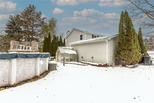 1441 Chigwell Ln N, Webster, NY 14580