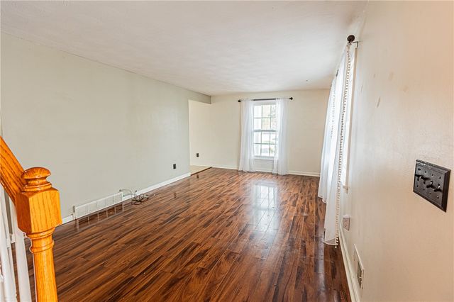 1441 Chigwell Ln N, Webster, NY 14580