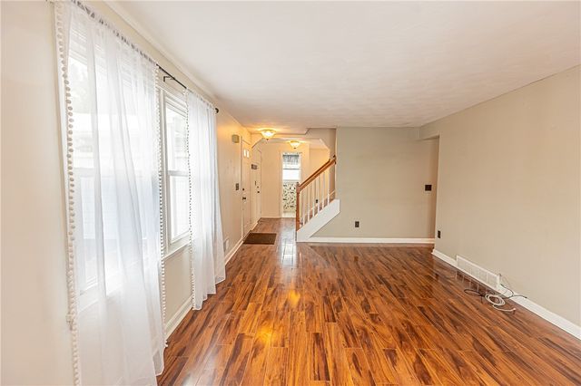 1441 Chigwell Ln N, Webster, NY 14580