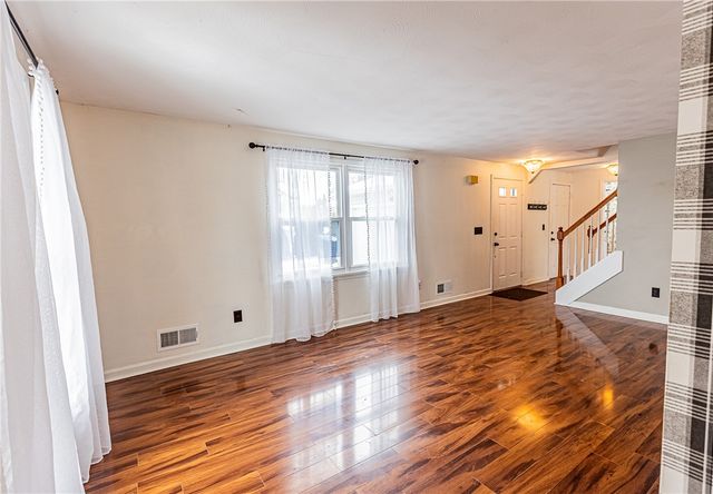 1441 Chigwell Ln N, Webster, NY 14580