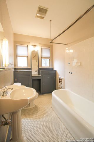 438 W Rosewood, San Antonio, TX 78212