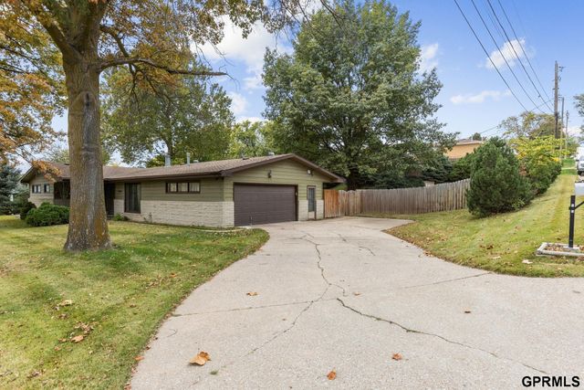 2006 Pleasantview Lane, Bellevue, NE 68005