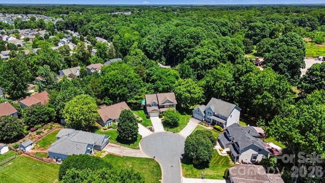 5604 Edgeweir Court, Charlotte, NC 28269