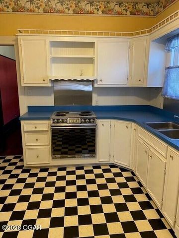 319 N Moffet Avenue, Joplin, MO 64801