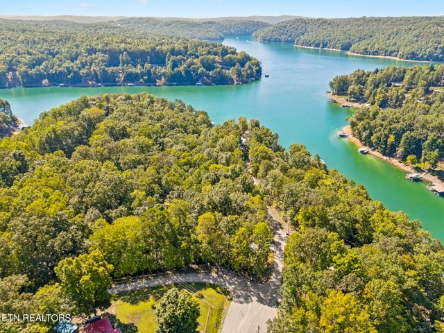 733 Country Oaks Lane, Lafollette, TN 37766