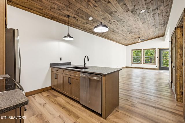733 Country Oaks Lane, Lafollette, TN 37766