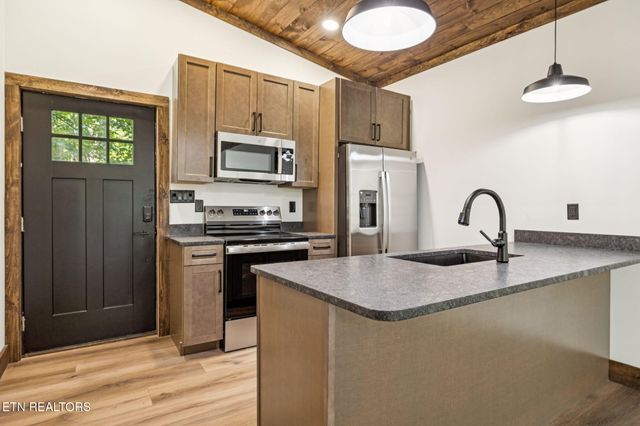 733 Country Oaks Lane, Lafollette, TN 37766