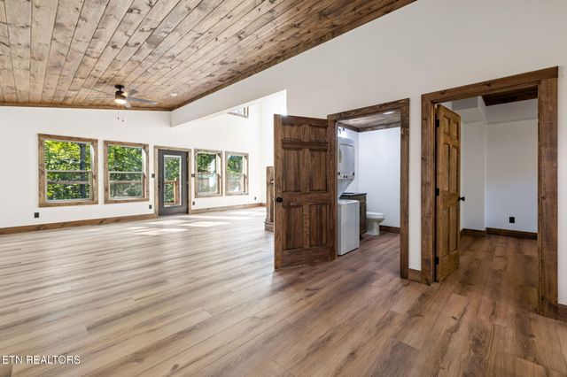 733 Country Oaks Lane, Lafollette, TN 37766