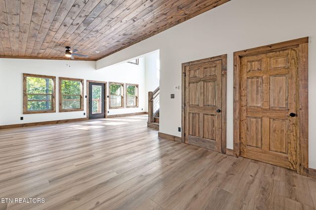 733 Country Oaks Lane, Lafollette, TN 37766
