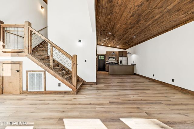 733 Country Oaks Lane, Lafollette, TN 37766