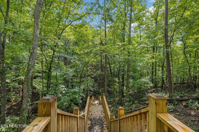 733 Country Oaks Lane, Lafollette, TN 37766