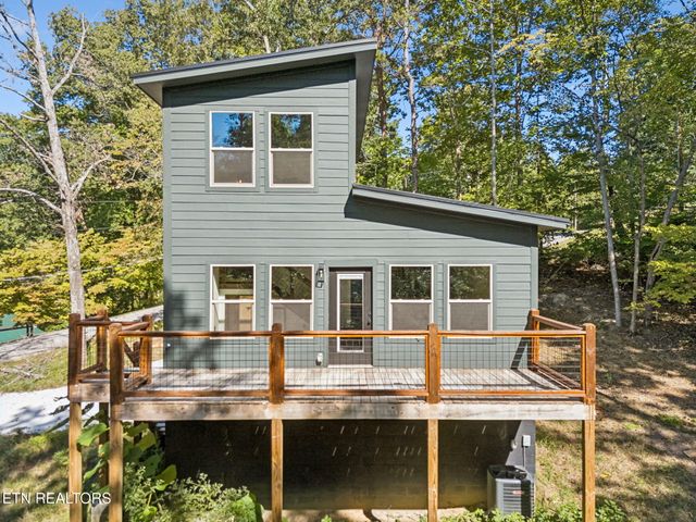 733 Country Oaks Lane, Lafollette, TN 37766