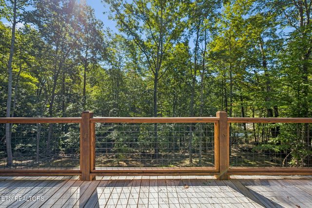 733 Country Oaks Lane, Lafollette, TN 37766