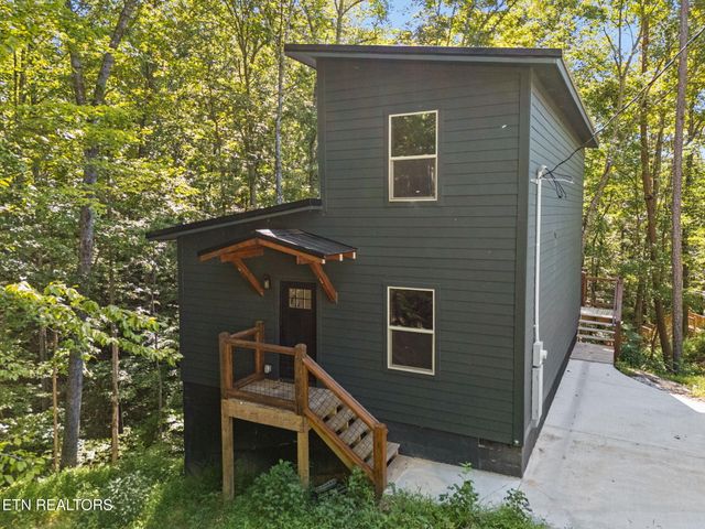 733 Country Oaks Lane, Lafollette, TN 37766