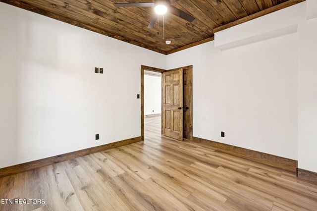 733 Country Oaks Lane, Lafollette, TN 37766