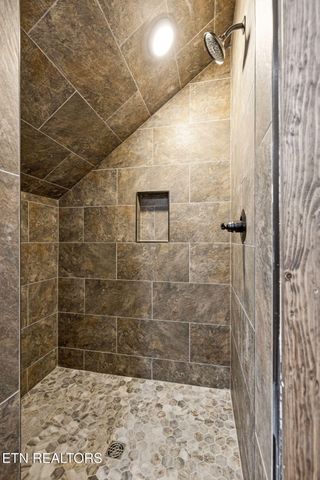 733 Country Oaks Lane, Lafollette, TN 37766