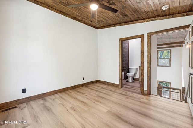 733 Country Oaks Lane, Lafollette, TN 37766