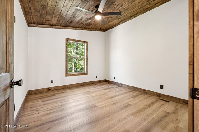 733 Country Oaks Lane, Lafollette, TN 37766