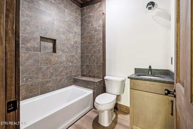 733 Country Oaks Lane, Lafollette, TN 37766
