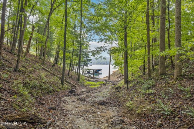 733 Country Oaks Lane, Lafollette, TN 37766