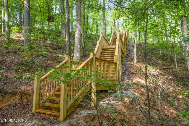 733 Country Oaks Lane, Lafollette, TN 37766