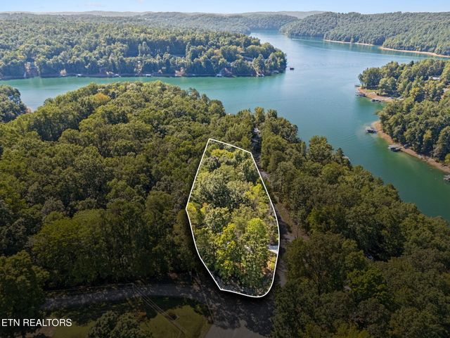 733 Country Oaks Lane, Lafollette, TN 37766