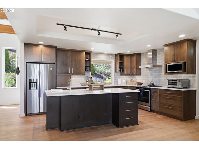 35885 ELLINGTON Dr, Springfield, OR 97478