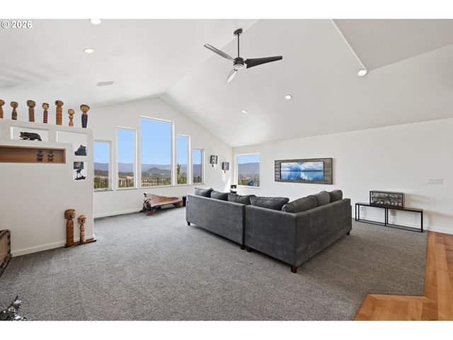 35885 ELLINGTON Dr, Springfield, OR 97478
