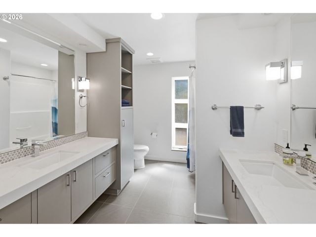 35885 ELLINGTON Dr, Springfield, OR 97478
