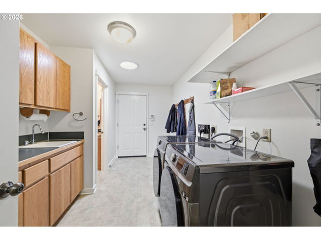 35885 ELLINGTON Dr, Springfield, OR 97478