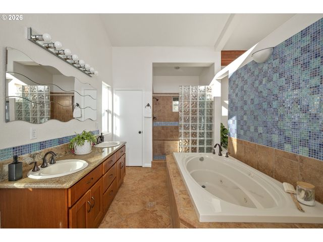 2704 ORCHARD HILL Ln, Lake Oswego, OR 97035