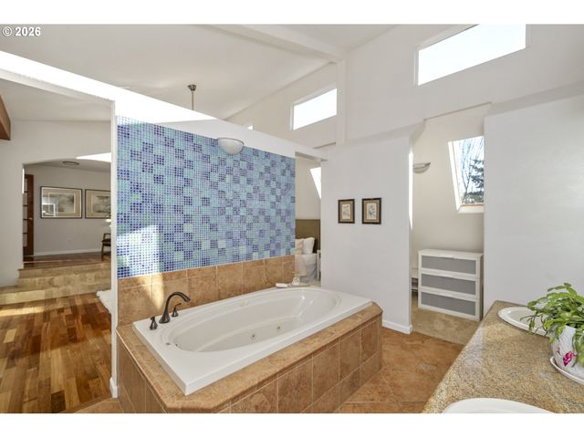 2704 ORCHARD HILL Ln, Lake Oswego, OR 97035