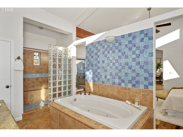 2704 ORCHARD HILL Ln, Lake Oswego, OR 97035