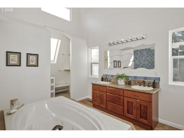 2704 ORCHARD HILL Ln, Lake Oswego, OR 97035