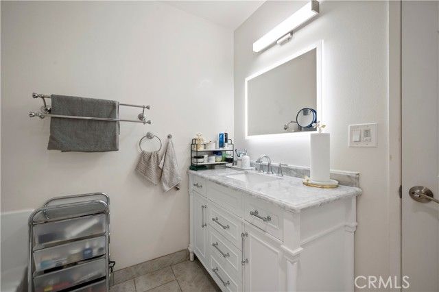 8435 Burnet 105, North Hills (los Angeles), CA 91343